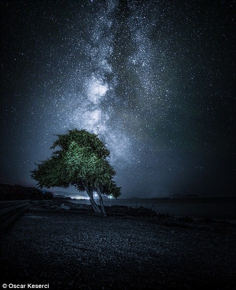 A fotografia à direita também foi capturada em Rodes e é nomeada Noite Estrelada