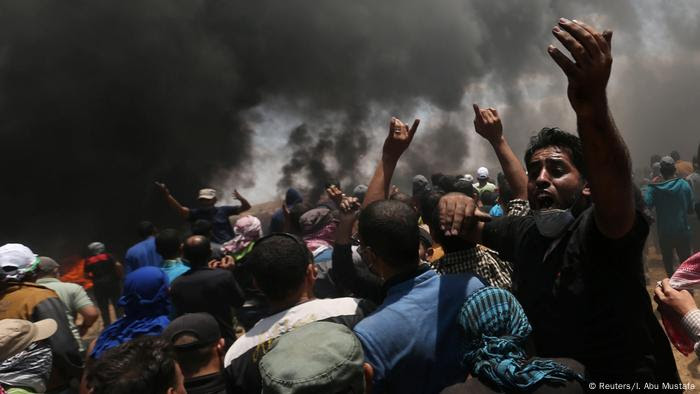 Manifestantes palestinos protestam na Faixa de Gaza