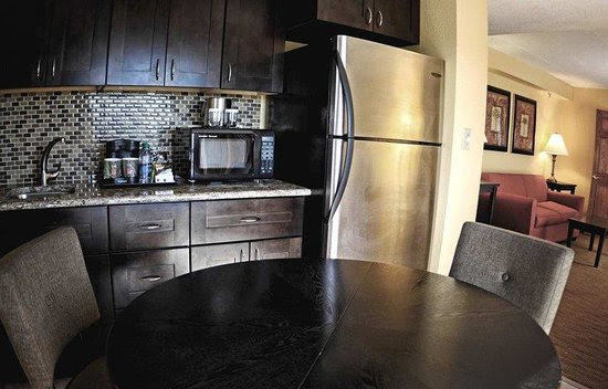 Executive Level Oceanfront Suite Kitchen - Picture of DoubleTree
