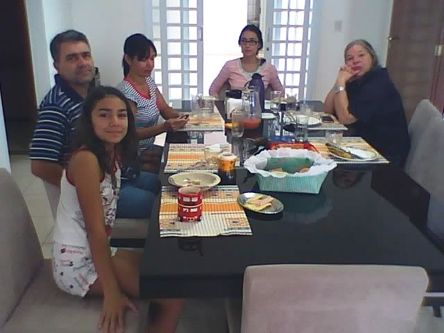 Da esquerda para a direita: Ana Clara, Geraldo, Gracinha, Laura e Rita Família de meu irmão Geraldo na manhã de 19.01.2014