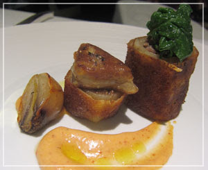 銀座「Le Chat Souriant」にて、こちらは母の皿の「豚足と鴨肉のロールガレット」。