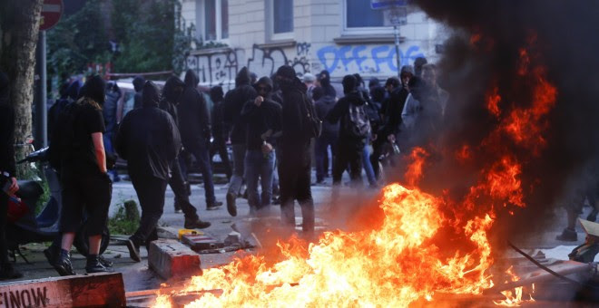 Barricadas arden ante manifestantes en Hamburgo. /REUTERS