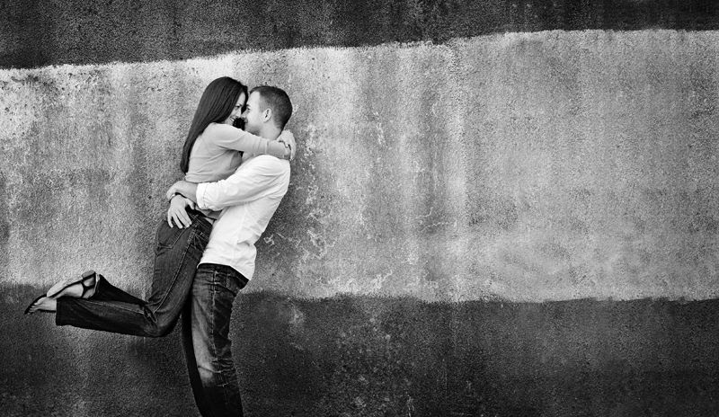 Cool portrait photo of couple kissing photo locationpotraits3PhilLynchPhotographer_zps71a9c0e9.jpg
