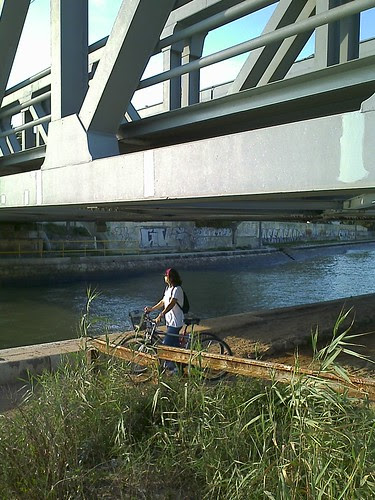 Sob a ponte férrea