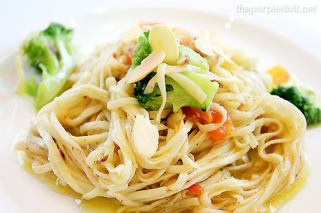 Spaghetti with Brocolli, Tomatoes and Almonds