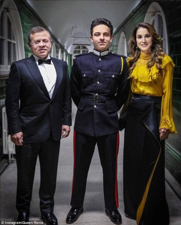 Surgiu que o príncipe herdeiro Hussein havia se matriculado em Sandhurst depois que seus pais compartilhavam uma imagem deles visitando-o para um jantar de companhia no início deste ano