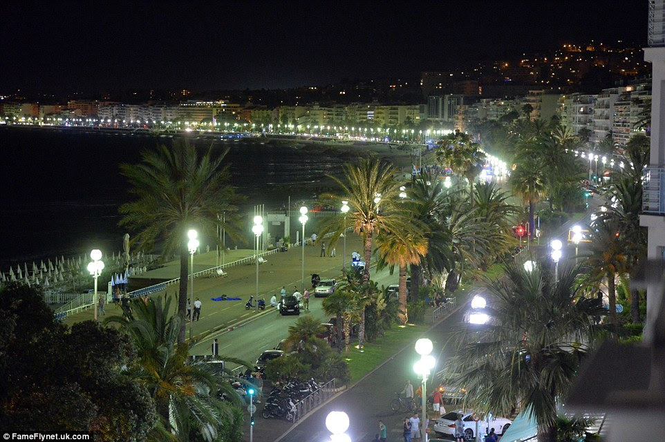 Icon: O passeio de varredura de Nice, com seus famosos luzes cintilantes de rua. Hoje esta famosa cena está no centro de um dos piores ataques terroristas da França