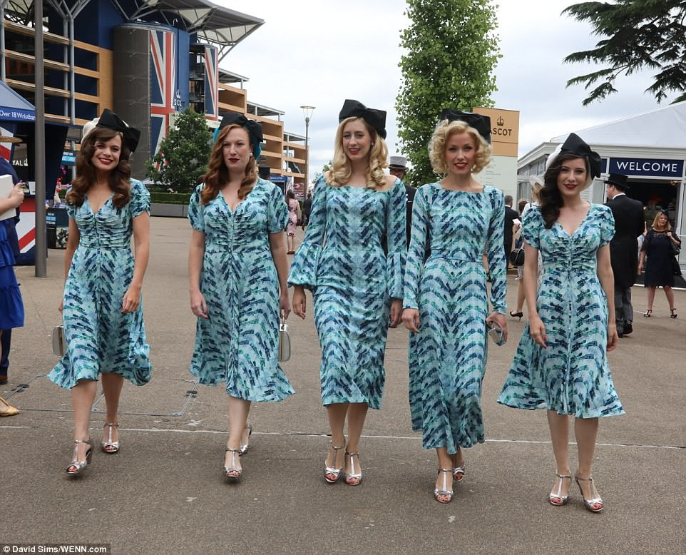 Banda de menina Vintage os rolos de Tootsie uniram seu vestido estampado azul com correspondência chapéus de arco por London Milliner Nerida Fraiman e saltos de prataÂ
