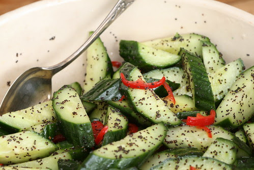 Ottolenghi's cucumber salad with poppyseeds / Kurgisalat mooniseemnete ja tšilliga
