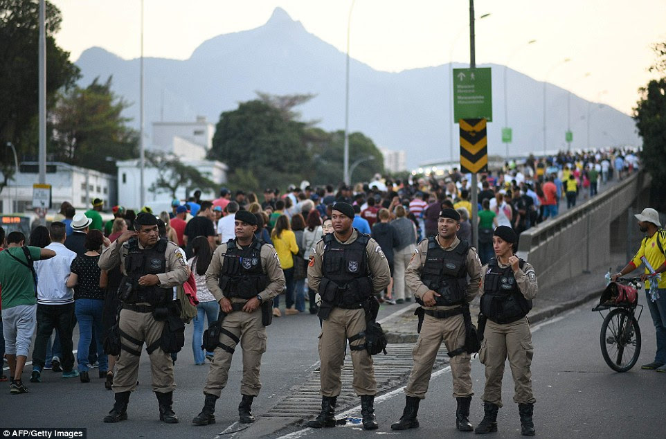 Demonstração de força: Exército do Brasil tem implantado milhares de soldados para fazer o backup da polícia ao redor do estádio e os outros locais olímpicos, por medo de protestos e terrorismo
