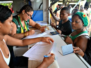 Haitianos fazem cadastro e recebem documentos normalmente (Foto: Veriana Ribeiro/G1)