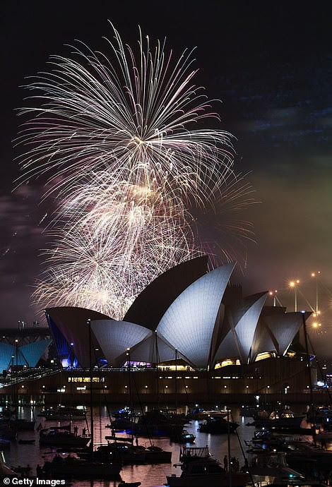 Australia đón 2019: Pháo hoa vẫn rực sáng trên bầu trời Sydney dù mưa lớn - Ảnh 3.