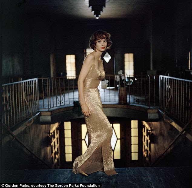 Parks¿ photographs perfectly encapsulates the beauty and opulence of the 1940s and ¿50s elite 