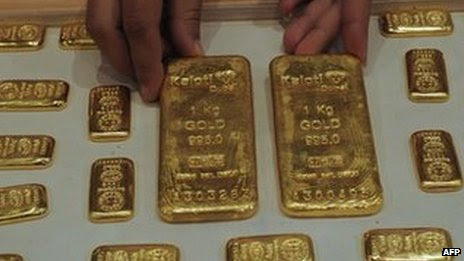 Indian saleswoman arranges gold bars at a jewellery store in Ahmedabad (file image)
