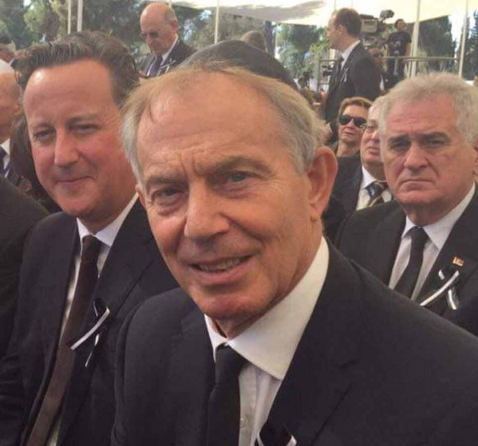 Os antigos dirigentes: David Cameron e Tony Blair se sentaram juntos e posou para este retratado durante o funeral de hoje