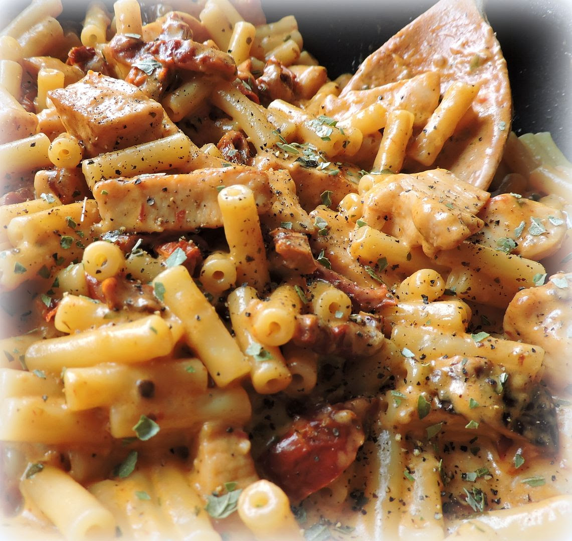 CHICKEN & PASTA IN A GARLIC & CREAM SAUCE CHICKEN & PASTA IN A GARLIC & CREAM SAUCE