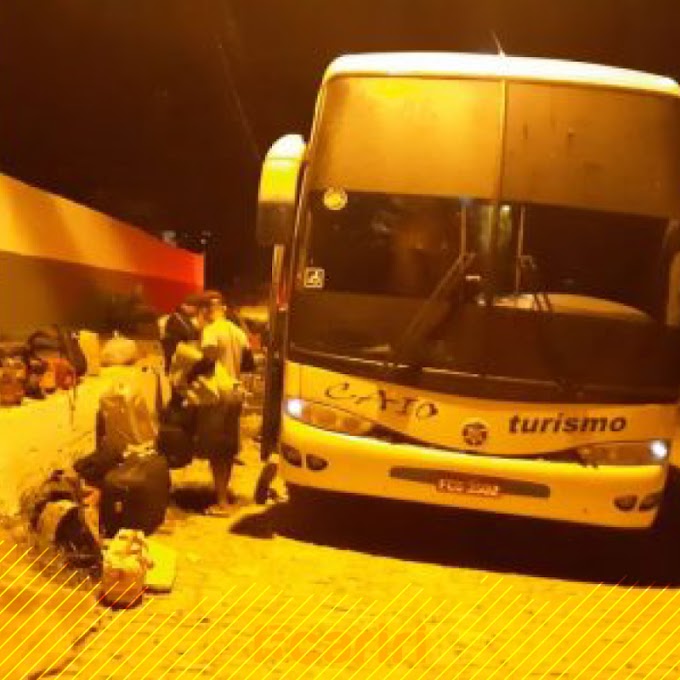 PRF para ônibus clandestino, e passageiros são inspecionados em Lavras da Mangabeira