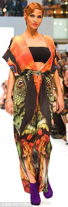 http://i.dailymail.co.uk/i/pix/2011/09/18/article-2038715-0DF2304800000578-214_224x676.jpg