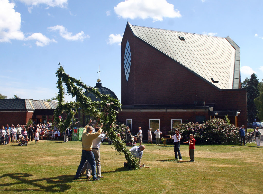 Raising the Maypole