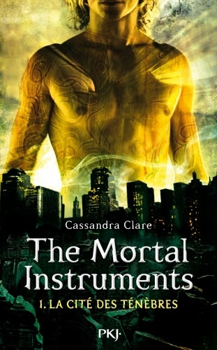 Couverture La Cité des Ténèbres, tome 1 : La Coupe mortelle / The Mortal Instruments, tome 1 : La Cité des Ténèbres