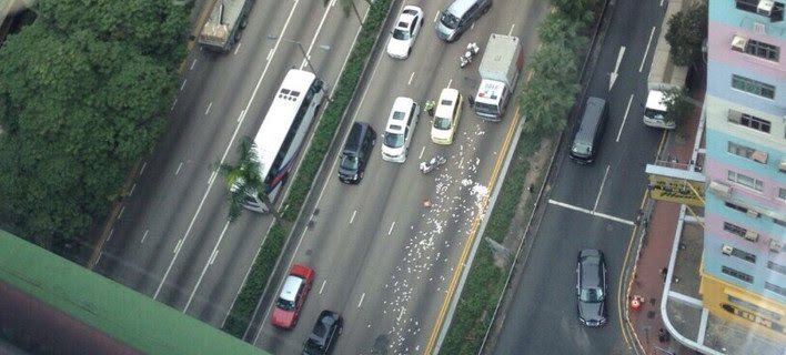 «Φρενίτιδα» στο Χονγκ Κονγκ: 2 εκατ. δολάρια έπεσαν στο δρόμο από χρηματαποστολή – Οι οδηγοί όρμησαν να τα αρπάξουν [εικόνες & βίντεο]