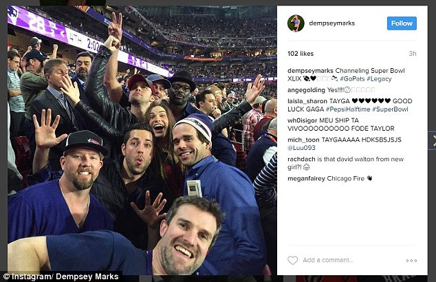Você pode vê-lo? Mas a imagem de Taylor por trás de um amigo foi realmente tomada em 2015