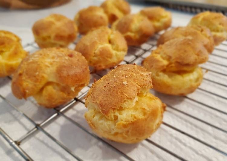 How to Make Tasty Cheese Puffs (Gougeres)