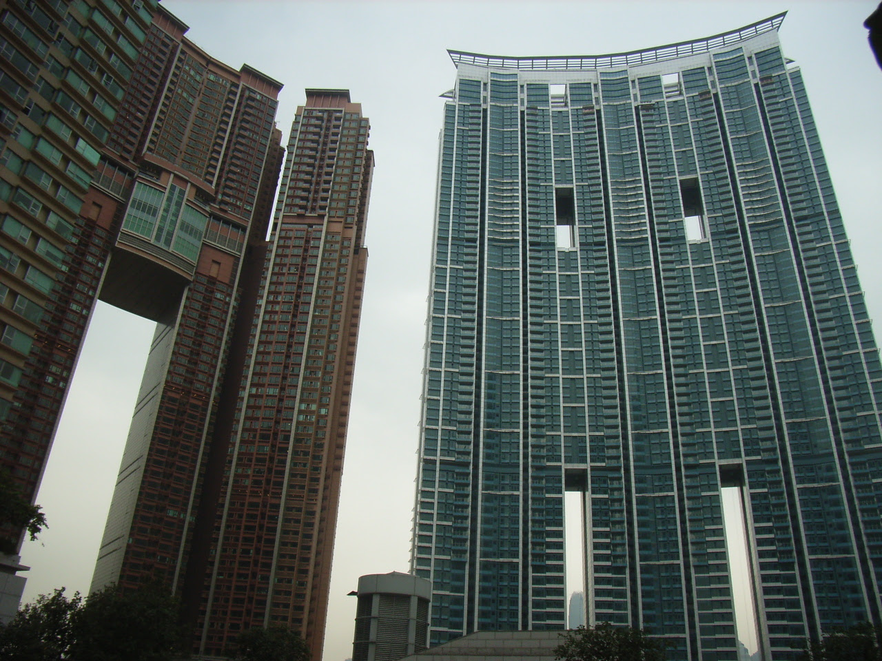 http://upload.wikimedia.org/wikipedia/commons/e/e0/HK_MTR_Kln_Station_The_Arch_n_The_Harbour_Side_916.jpg