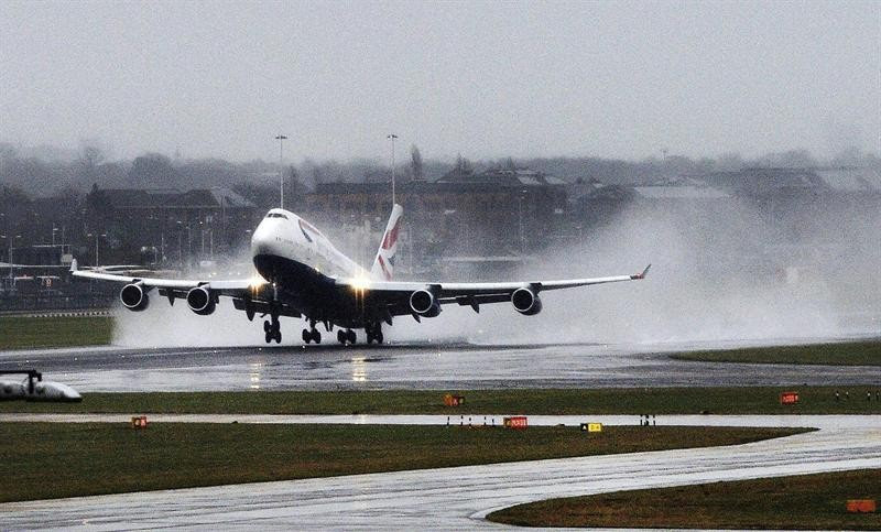 Avião da British Airlines decola em pista molhada do Aeroporto de Heathrow, em Londres, na Inglaterra