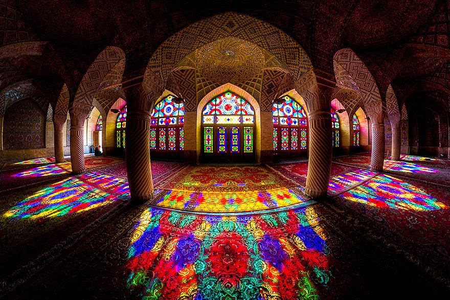Ketika kita mendengar atau membaca perihal bangunan sejarah Keindahan Desain Interior Masjid Nasir Al Mulk