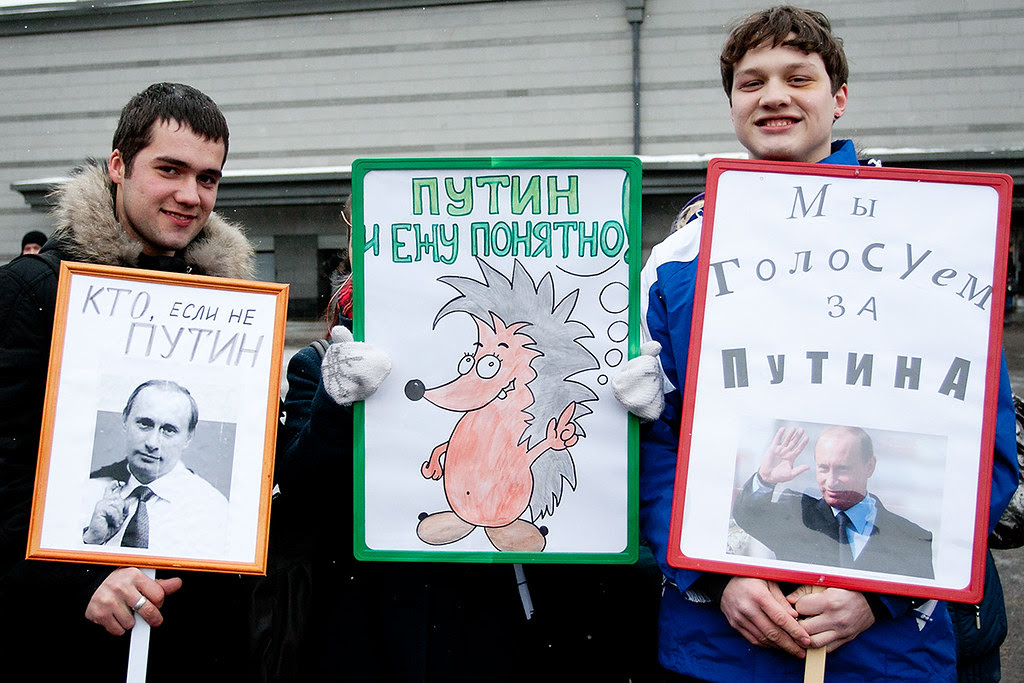 Шествие и митинг поддержку Владимира Путина под названием "Защитим Россию". 23 февраля 2012
