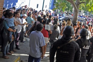 Familiares de presos ficam a espera de informações no portão da penitenciária de Uribana