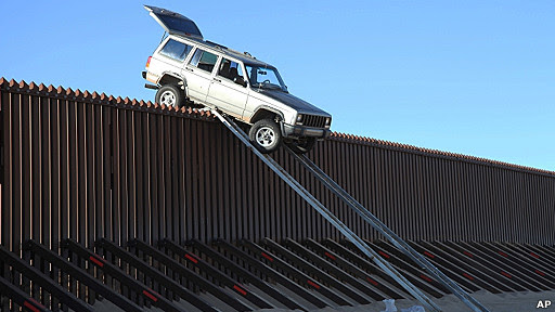Camioneta atascada en la frontera
