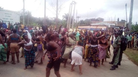 Photos: Female Staff of Federal government agency in Oyo protest topless, demand removal of their Executive director
