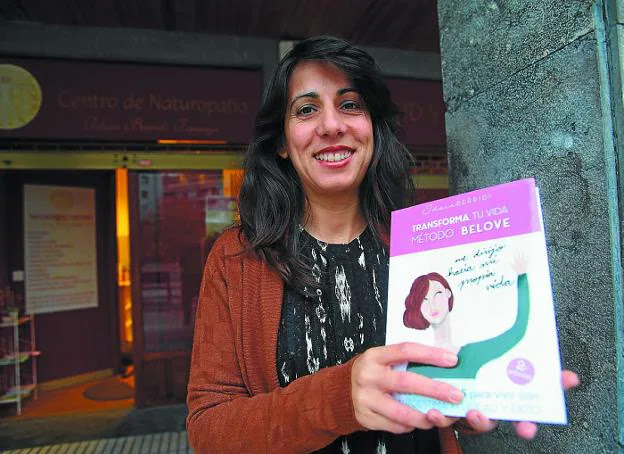 La nutricionista, naturópata y 'life coach' Idoia Berridi, con el libro que acaba de publicar.
/F. DE LA HERA