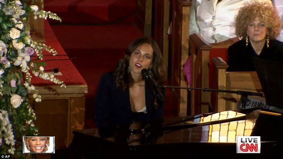 Intérprete: cantora Alicia Keys foi chorosa enquanto ela caminhava para o piano e falou sobre sua amizade com a cantora