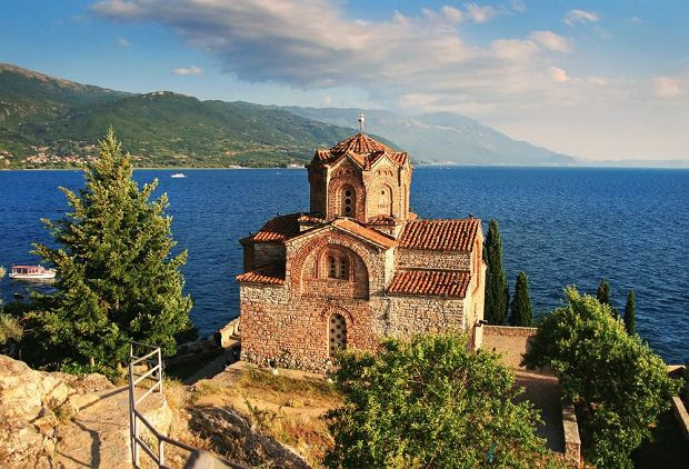 Macedonia. Jezioro Ochrydzkie - Cerkiew św. Jana Teologa w Kaneo / shutterstock