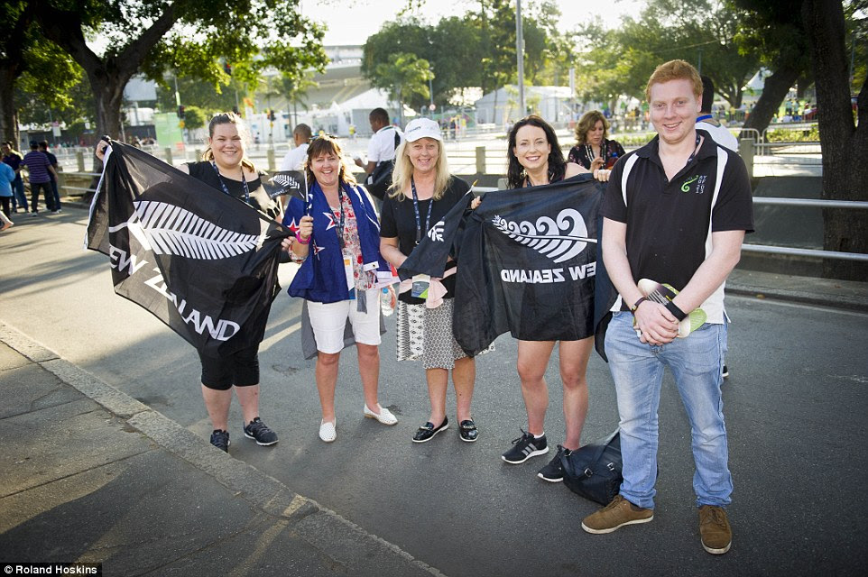 Bandeira-acenando: Sally Pendergast, 52 (centro) a partir de Christchurch voou de Nova Zelândia para apoiar sua filha Grace, que é um remador, juntamente com amigos e familiares