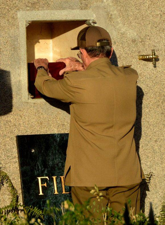 Raúl deposita la pequeña urna con las cenizas de Fidel. Se escucha un suspiro hondo. Foto: Marcelino Vázquez Hernández/ ACN