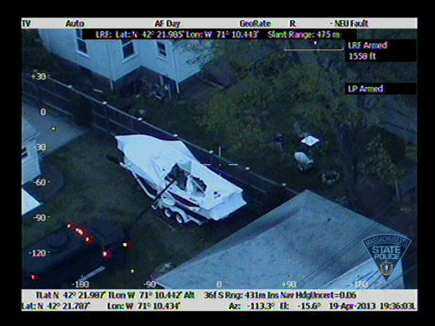 Imagem divulgada pela polícia mostra o suspeito escondido dentro de barco (Foto: Massachusetts State Police/AP) Imagem divulgada pela polícia mostra o suspeito escondido dentro de barco (Foto: Massachusetts State Police/AP)