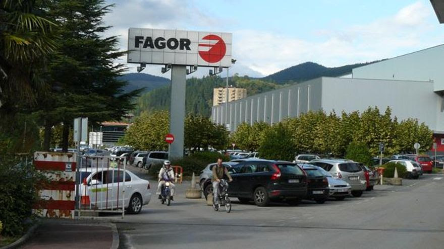 Trabajadores de Fagor Electrodomésticos a su salida de la factoría de Arrasate. /G. A.