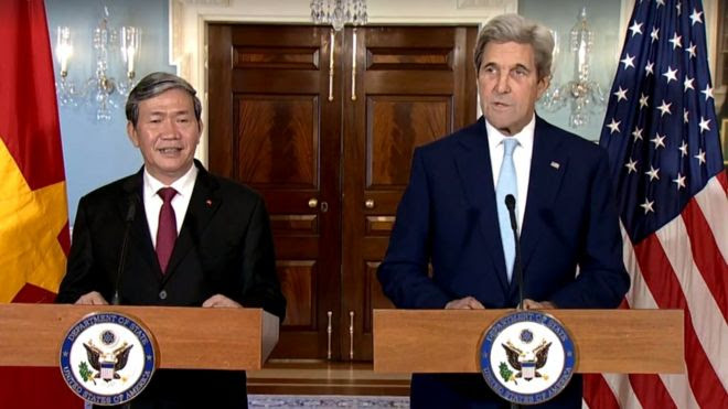 U.S. Secretary of State John Kerry welcomes Executive Secretary of Vietnam's Communist Party Dinh The Huynh to Washington, at the Department of State, October 25, 2016