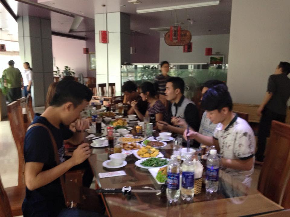 Cả nhóm bắt đầu đánh chén