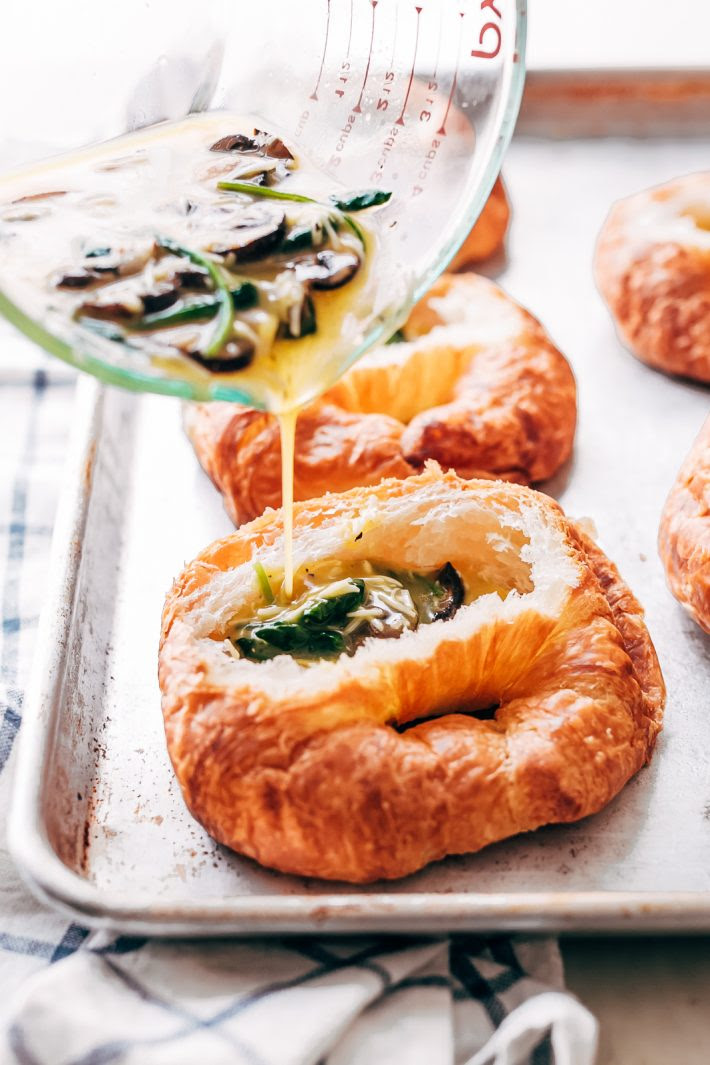 Easy Breakfast Croissant Boats - Learn how to make easy breakfast croissant boats and customize them for your taste! These croissant boats are the perfect grab and go option for busy mornings! You can make and freeze them, then just reheat in a toaster oven! #croissantboats #breakfastideas #backtoschool #breakfastcasserole | Littlespicejar.com