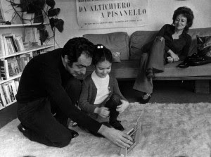 Calvino con la figlia Giovanna da piccola e la moglie Chichita