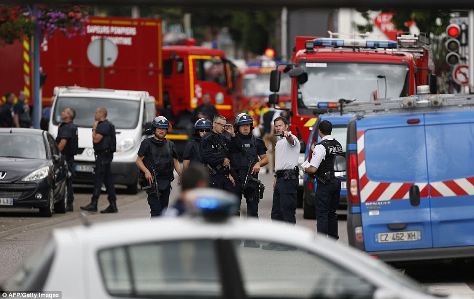 A polícia ainda está procurando a identidade do segundo atacante, e continuam a realizar ataques. Retratados, oficiais franceses e carros de bombeiros no local da tomada de reféns