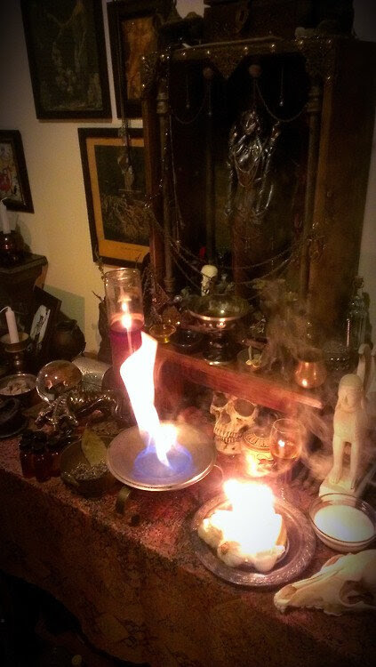 Comme je l'expliquais précédemment, la magie vaudou est très puissante en matière de relations amoureuses et elle fait des miracles. Les rituels vaudou d'amour sont ceux que je pratique le plus, ils sont très efficaces et surtout durables. L'envoûtement vaudou d'amour : Ce rituel de magie vaudou permet de faire tomber amoureux la personne de son choix, si vous avez une réelle attirance et des sentiments naissants envers elle. Ce rituel vaudou d'amour est un envoûtement d'amour très puissant, il a une influence sur les sentiments et les pensées d'une personne. Une fois ce rituel vaudou d'amour effectué par mes soins, l'envoûté sera très amoureux, attiré, passionné et ressentira un besoin vital d'être à vos côté. Alors, si vous venez de rencontrer une personne, si un homme ou une femme vous plaît et que vous souhaitez qu'il ou elle s'intéresse à vous ? Si vous souhaitez que cette personne vous voit comme la femme de sa vie ? Si vous souhaitez le rapprochement amoureux de cette personne, si vous rêvez de la séduire... N'attendez pas, cet envoûtement vaudou d'amour existe ! Cependant, il est primordial afin que la puissance de ce rituel vaudou d'amour soit maximale que la personne visée par l'envoûtement soit libre. Si ce n'est pas le cas, je propose d'effectuer auparavant un rituel vaudou de rupture ou d'éloignement (rubrique malédiction sur mon site) afin de mettre toutes les chances de votre côté. Contactez-moi et préparez vous à vivre le grand amour aux côtés de l être tant aimé. Il est important de préciser que ce rituel de magie vaudou fonctionne pour les couples hétérosexuels et homosexuels. Rituel Vaudou : Déclencher L'Amour