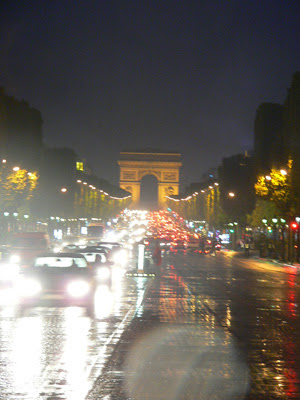 雨のシャンゼリゼと凱旋門（Arc de Triomphe）fromパリ