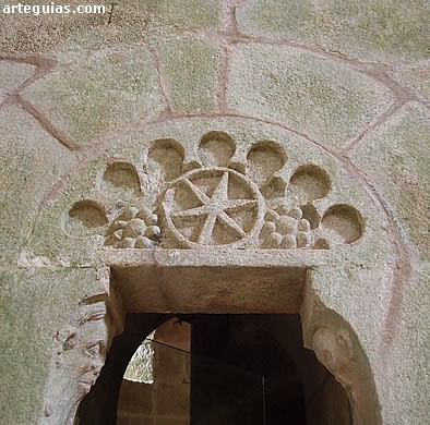 Otra de las puertas de acceso a la escalera de la cripta