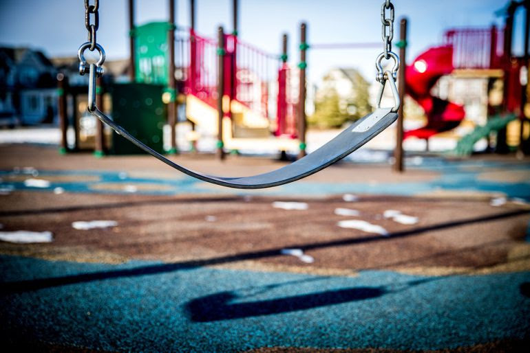 Juegos infantiles en un parque. 